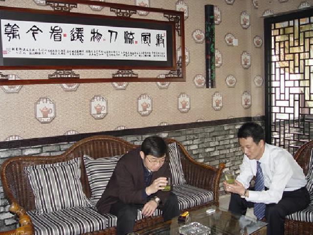 2006年4月8日,著名笑星大兵坐客蕭氏茗茶館,與董事長(zhǎng)肖勇一起品嘗蕭氏茗茶